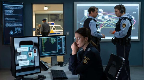 Kein Blaulicht, kein Martinshorn, nur ein leises „Ping“. Auf dem Display: Screenshots, Drohnachrichten, ein verpixelt…