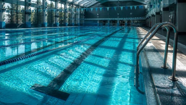 Wie Schwimmtraining Fettverbrennung ankurbelt und welche Trainingsstruktur in zwei Monaten messbare Erfolge bringt.
