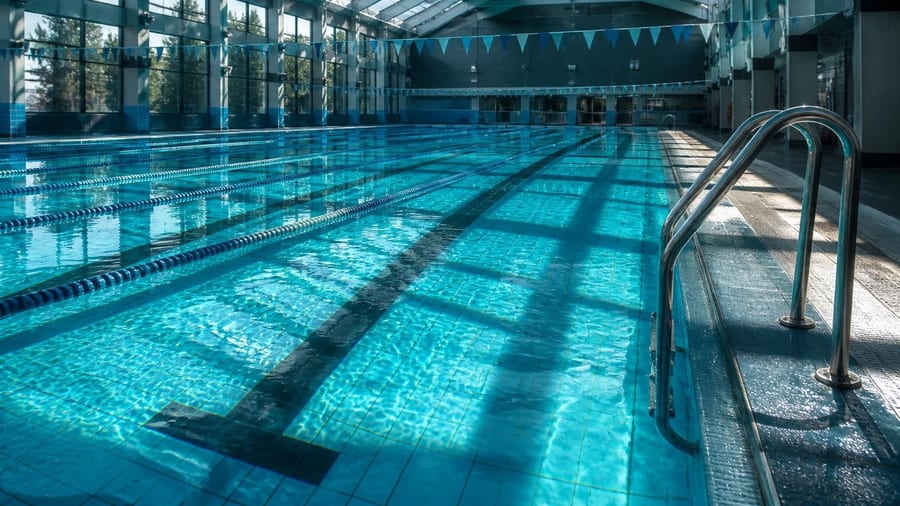 Abnehmen mit Schwimmen: 8-Wochen-Trainigsplan für jedermann