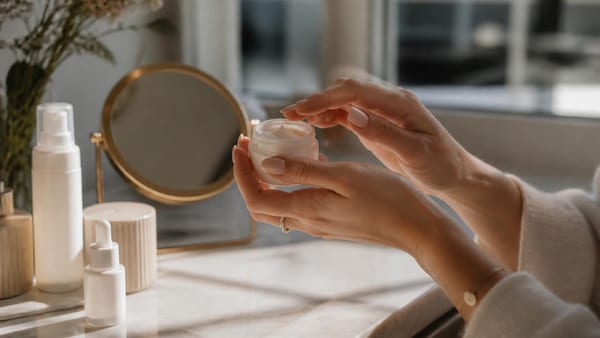 Ein französisches Apothekenprodukt wurde 2026 zur besten Pharmapflege gekürt. Warum UV-Schutz der wichtigste Anti-Agi…