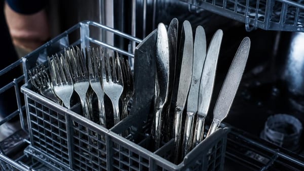 Soll das Besteck in der Spülmaschine nach oben oder unten zeigen? Hersteller geben klare Empfehlung