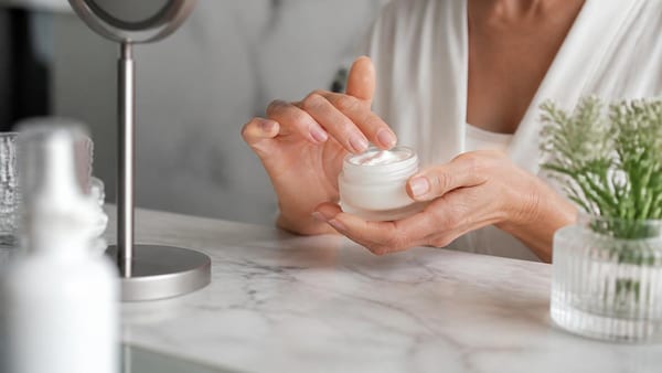 Apothekenprodukte für reife Haut überzeugen durch geprüfte Wirkstoffe und hohe Verträglichkeit. Wir zeigen fünf bewäh…