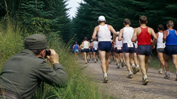 Archivfunde zeigen, wie die Staatssicherheit westliche Athleten beim legendären Thüringer Lauf überwachte – und dabei…