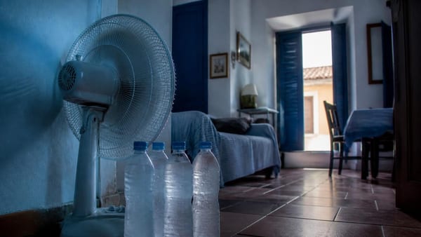 Mit gefrorenem Wasser in Flaschen senken Südeuropäer die Raumtemperatur ohne teure Klimatechnik. Ein Praxistest der e…