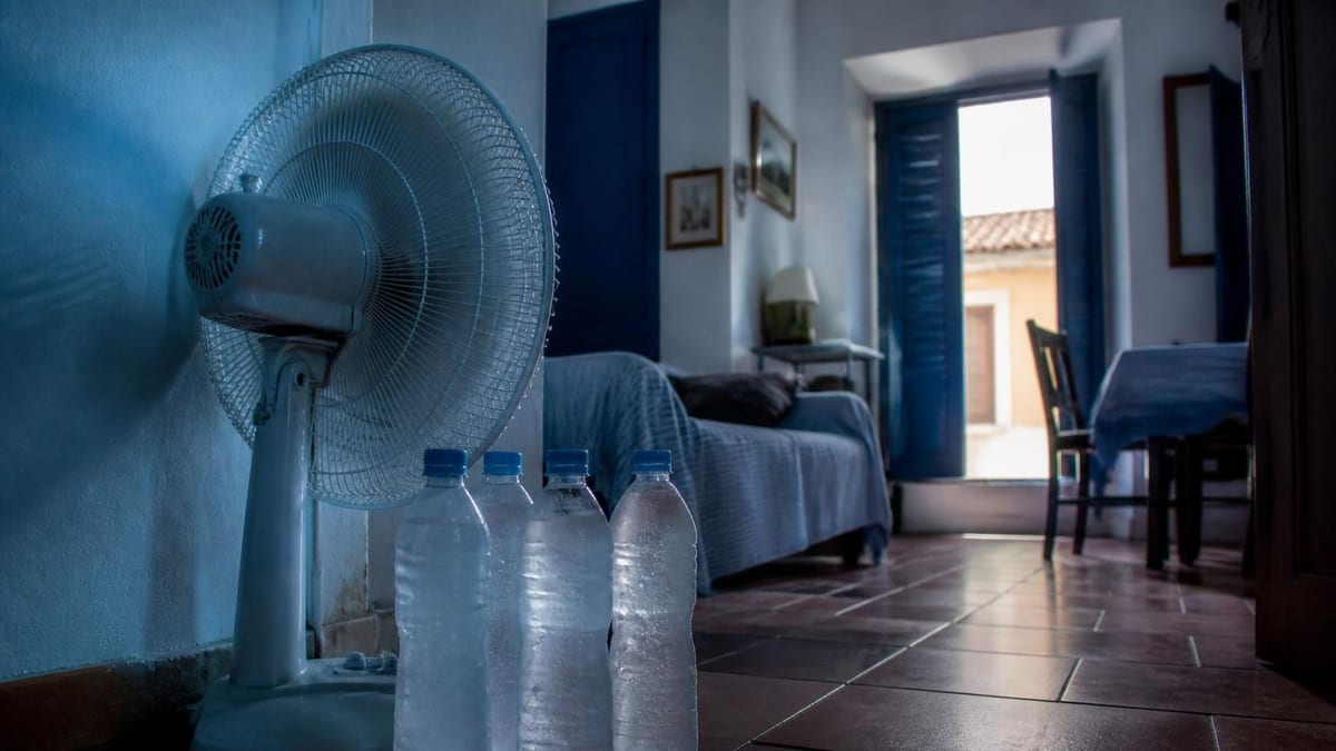 Mit gefrorenem Wasser in Flaschen senken Südeuropäer die Raumtemperatur ohne teure Klimatechnik. Ein Praxistest der e
