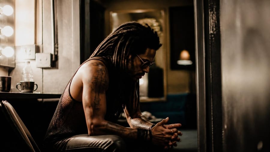Lenny Kravitz verrät sein Erfolgsgeheimnis: Warum Ruhe, Disziplin und kindliche Neugier ihn bis heute erfolgreich und…