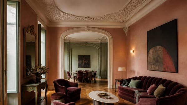 Ein historisches Apartment vereint originale Stuckelemente mit modernem Wohnkomfort durch gezielte Farb- und Raumgest…