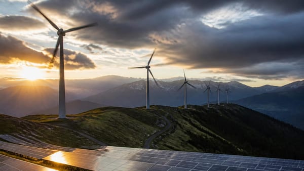 Aktuelle Analysen belegen: Erneuerbare Energien senken die Stromkosten merklich. Windkraft wirkt dabei fast doppelt s…
